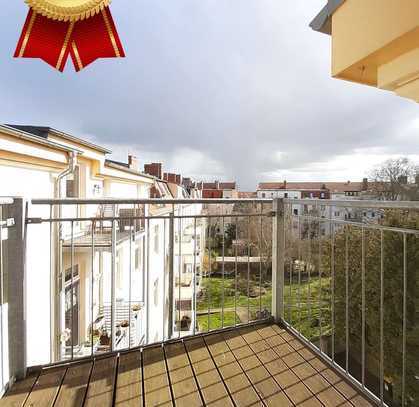 Helle Dachgeschosswohnung mit Balkon, moderner Einbauküche und Bad mit Wanne sowie Dusche