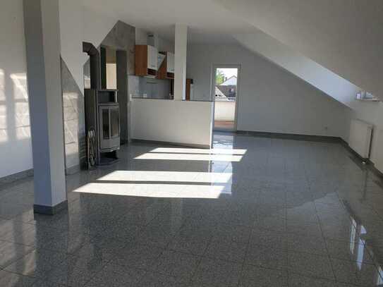 Sehr schöne und helle Dachgeschosswohnung mit sehr schöner Dachterrasse und Kaminofen sofort frei
