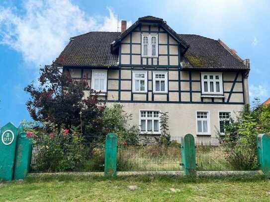 Resthof - ehemaliger Reiterhof - mit Hofwiese im Rundling von Seerau in der Lucie