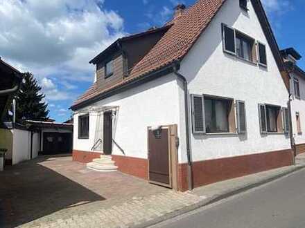 1-Familienhaus in zentraler Lage mit Nebengebäude, grosser Garage und Gartengrundstück