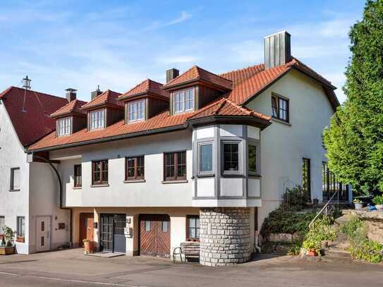 Einfamilienhaus inkl. großer Einliegerwohnung mit viel Potenzial und traumhaften Ausblick.