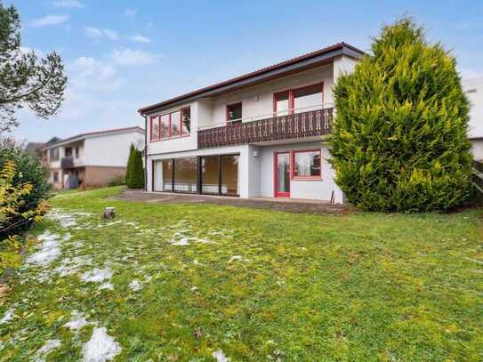 Charmantes Einfamilienhaus mit Einliegerwohnung, Garage, Garten und Ausblick in Ellwangen-Rindelbach