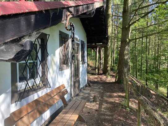 Ehemaliges Jagdhäuschen mitten im Wald von Adenbach