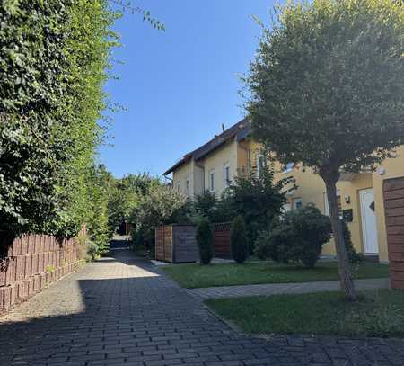 Leerstehendes Reihenhaus mit Terrasse, Balkon, Keller und Dachboden in schöner Lage