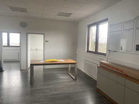 Büroetage, ca. 83 m², mit 4 Büroräumen, Teeküche, direkt an der B9 in 56626 Andernach zu vermieten