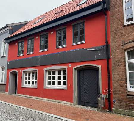 Geschmackvolle Wohnung mit zwei Zimmern sowie Terrasse und Einbauküche in Gadebusch