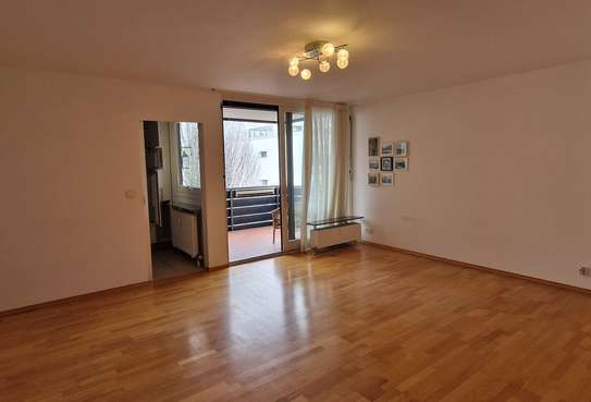 Helle 3-Zimmer-Wohnung mit Balkon und Einbauküche, Nähe Nymphenburger Kanal