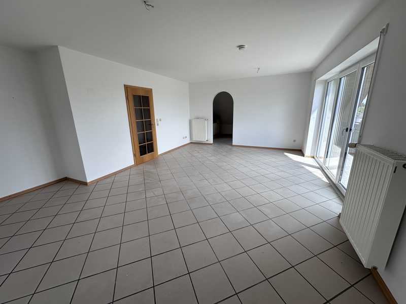                                                               Wohnen mit Charakter: Gro&szlig;z&uuml;gige, helle 5-Zimmer-Wohnung in Hausen                                                       in Hausen (Frankfurt am Main)