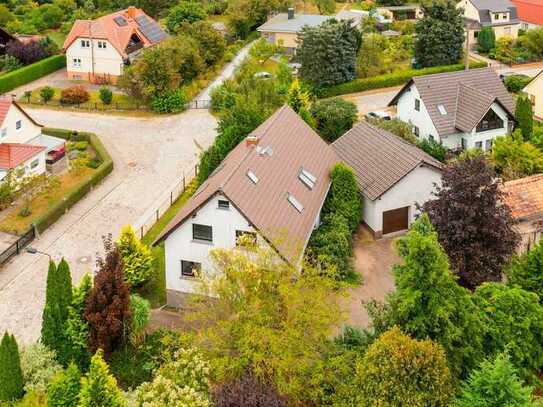 Mit Keller, Garage, Rollladen, großem Garten u.v.m.: Ein-/Zweifamilienhaus zentrumsnah in Müncheberg