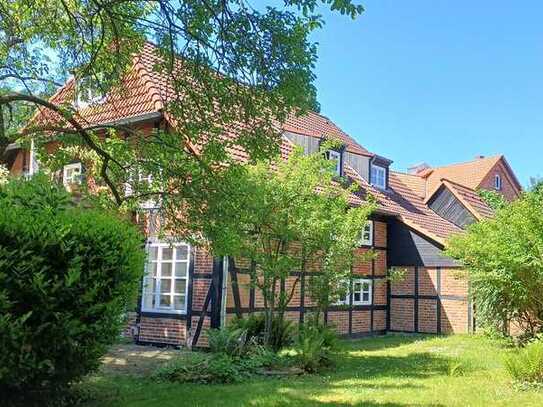 Große Erdgeschosswohnung im Fachwerkhaus mit eigenem Garten