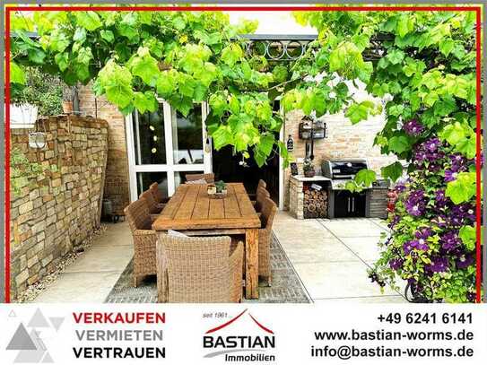 Haus im Haus: 183 m² Wfl. - 2 Terrassen - mediterraner Garten mit Hot Tube - Stellplatz - Westhofen!