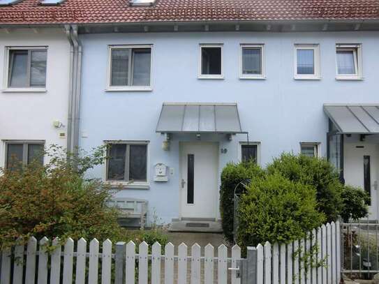 Gepflegtes Reihenmittelhaus, fünf Zimmer mit gut durchdachter Raumaufteilung, Baujahr 2001