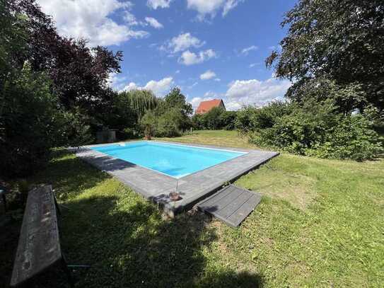 Bauernhaus mit großem Grundstück und Pool