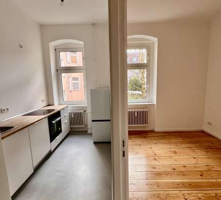 Completely renovated & sunny 2-room Altbau apartment - first occupancy