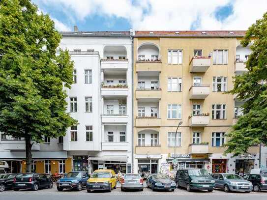 Ideally situated at Hobrechtbrücke. Move in ready studio apartment within green courtyard setting.