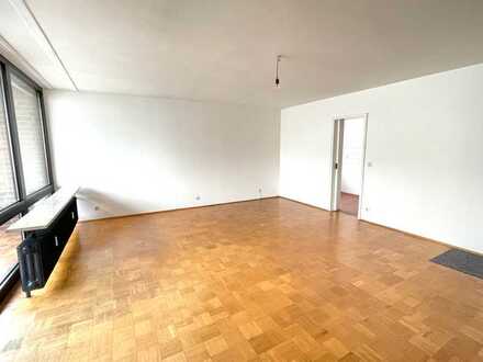 Am Dörnbergpark - Renovierungsbed. 3-Zimmer-Wohnung mit Balkon und TG-Stellplatz