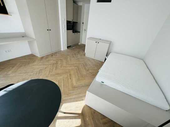 Süd-Balkon!!! Direkt in Adlershof, möblierte Single-Wohnung mit EBK!!