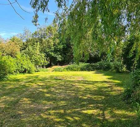 Großzügiges Baugrundstück in ruhiger Lage, 2 Häuser möglich