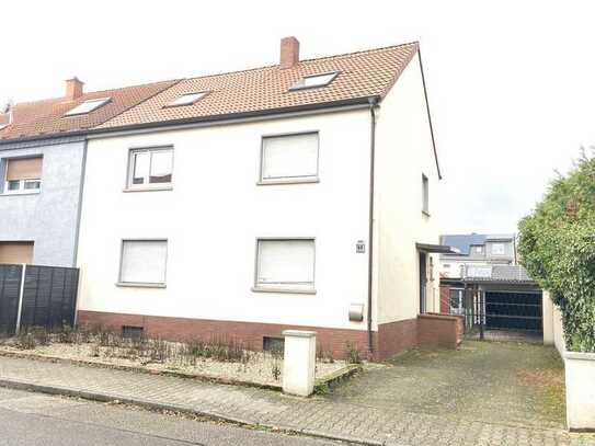 Zweifamilienhaus Neulußheim mit großem Garten, Hof, Balkon, Garage inkl. Stellplatz und Carport