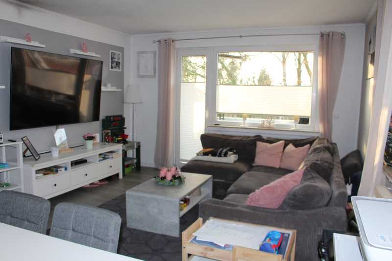 Moderne und ruhig gelegene 3 Zimmer Wohnung mit Balkon / 2. Reihe / Arsten / Dachgeschoß. Rollläden.