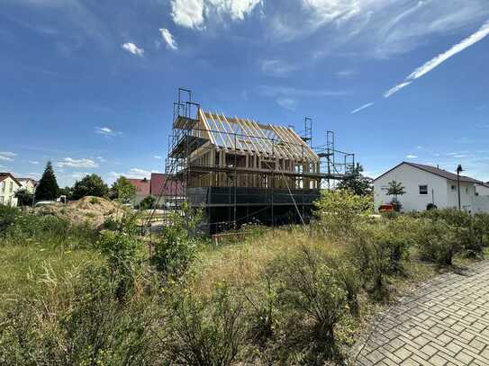 Architektenhaus: Klimafreundlicher Neubau nach KfW eines Einfamilienhaus mit Carport