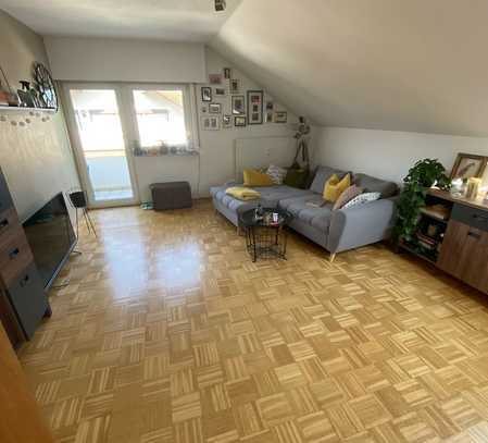 Renovierte 2,5-Zimmer-Wohnung mit EBK, sep. WC