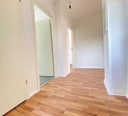 *** ERSTBEZUG NACH SANIERUNG – IS-ZENTRUM *** Sehr helle 2-Zimmer-Altbau-Wohnung ***