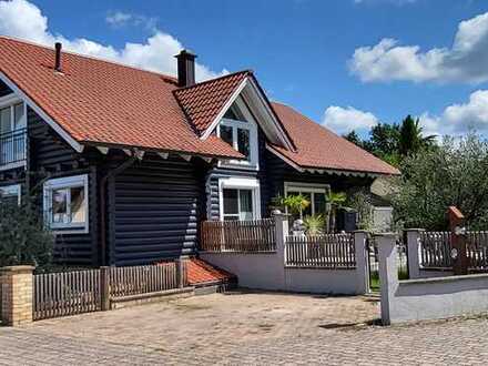 Finnisches Blockhaus mit Einliegerwohnung