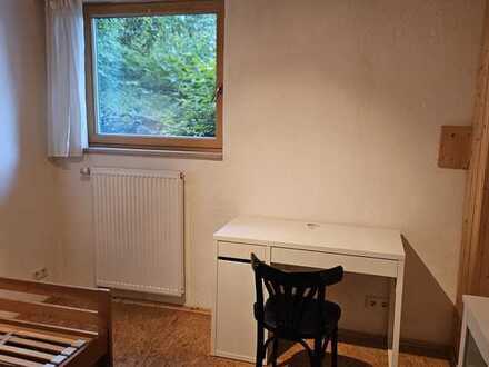 Zimmer in zentraler Lage - teilmöbliert