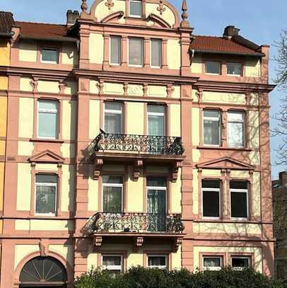 Charmanter Stilaltbau - Dachgeschosswohnung in Hanau mit 3 Zimmern, Balkon und Tageslichtbad