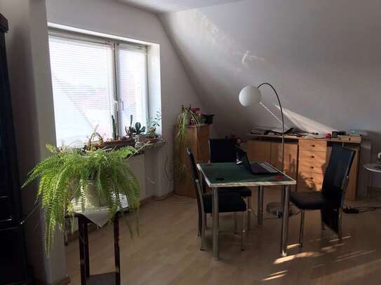 *Helle und exklusiv geschnittene Dachgeschosswohnung in sehr ruhiger Lage*