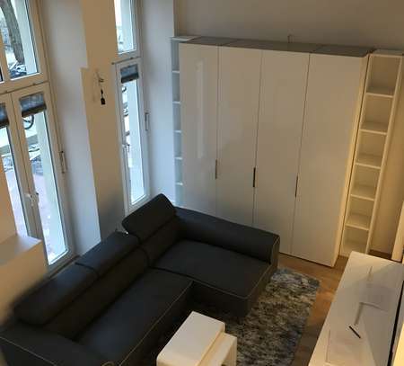 Möblierte Studiowohnung mit kleiner Innenhofterrasse und Schlafempore