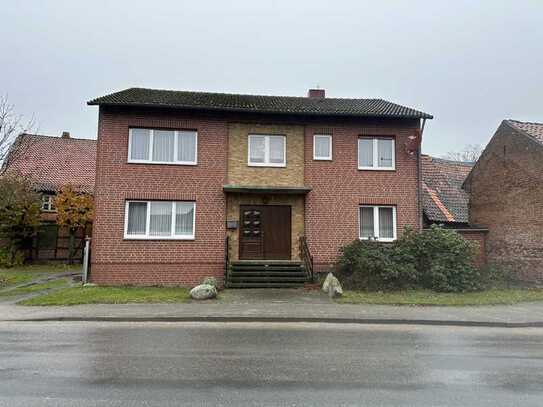 Wohnhaus mit großer Halle und Nebengebäuden in Hoitlingen