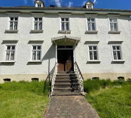 Herrenhaus mit Nebengebäude in Niederlaasphe