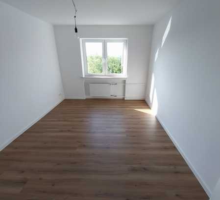 *** Umfänglich modernisierte 3-Zimmer Wohnung mit Balkon ***