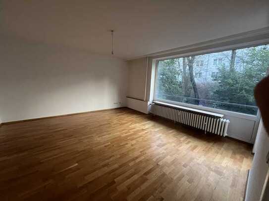 Wunderschönes Appartement mit Balkon ins Grüne zentral in Oberkassel