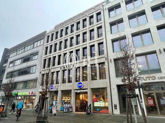 modernes Bürogebäude in Einkaufs- und Geschäftsstraße