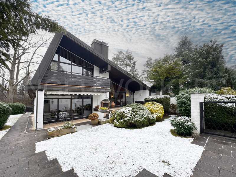 Einfamilienhaus im klassischen Stil mit hoher Privatsphäre und Wintergarten