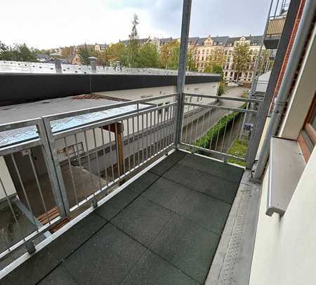 Großzügige 2-Zimmer mit Balkon, offener Küche und Laminat in guter Lage!