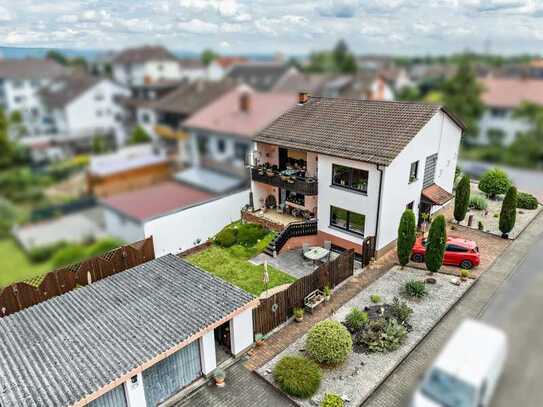 Gepflegtes Zweifamilienhaus mit großem Garten und Doppelgarage & Stellplätze