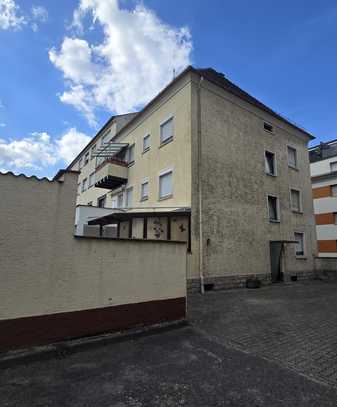 Renovierungsbedürftiges Mehrfamilienhaus in zentraler Innenstadtlage mit großem Potenzial.