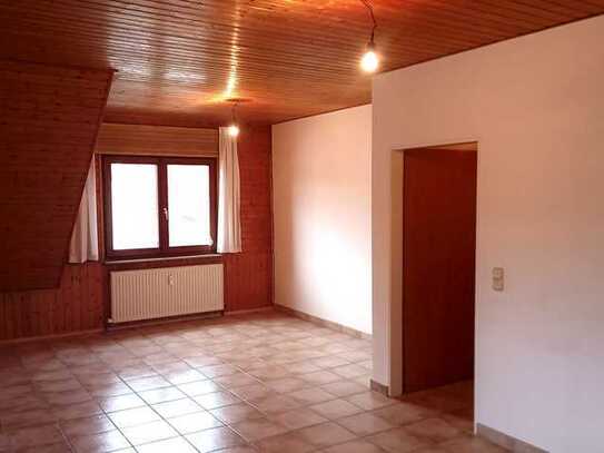 Schöne 3-Zimmer-Dachgeschosswohnung mit Einbauküche in Niederjosbach