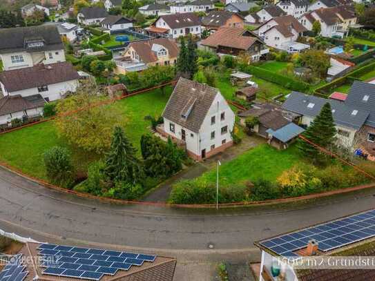 Charmantes freistehendes EFH mit Garage und 1500 m2 Grundstück