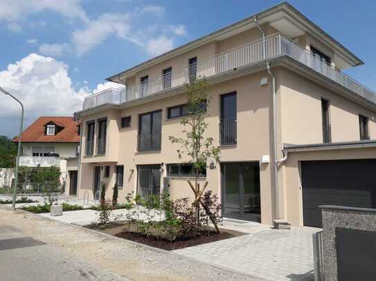 Schöne sonnige 3-Zi.-Wohnung mit Balkon und EBK in Dreifamilien Haus