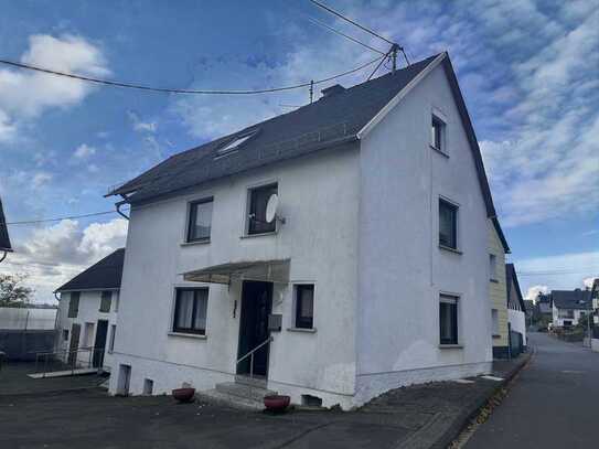 Geräumiges ehem. Bauernhaus mit Nebengebäude in idyllischer Ortsmitte