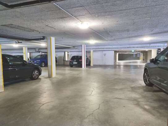 ***Tiefgaragenstellplatz zu vermieten***