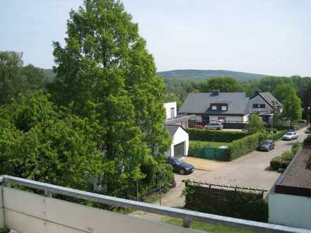 Gepflegte 3-Zimmer-Dachgeschoss-Wohnung mit Süd-Balkon und Gartenblick!