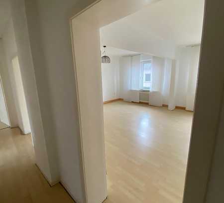 Geräumige 3-Zimmer Wohnung l City l EBK & Balkon l ab sofort