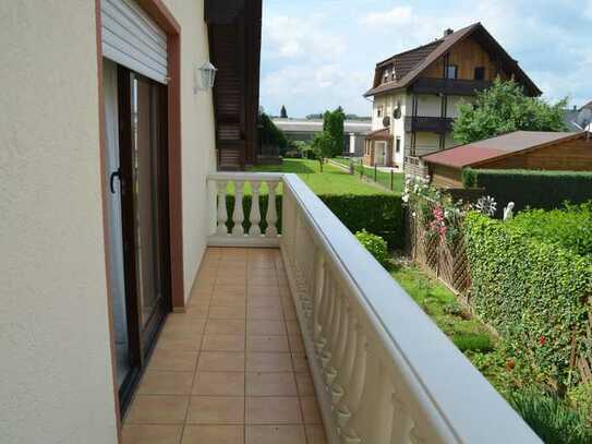 Preiswerte, neuwertige 3,5-Zimmer-DG-Wohnung mit Balkon in Mücke