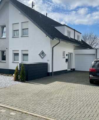 Kernsaniertes 4,5-Zimmer-Haus mit Einbauküche und Garage zur Miete in 50129, Bergheim/ Rheidt